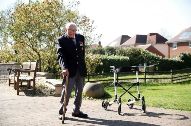 【英国抗疫】致敬！英国百岁爷爷走路为抗疫募捐善款，目前已超2900万镑！
